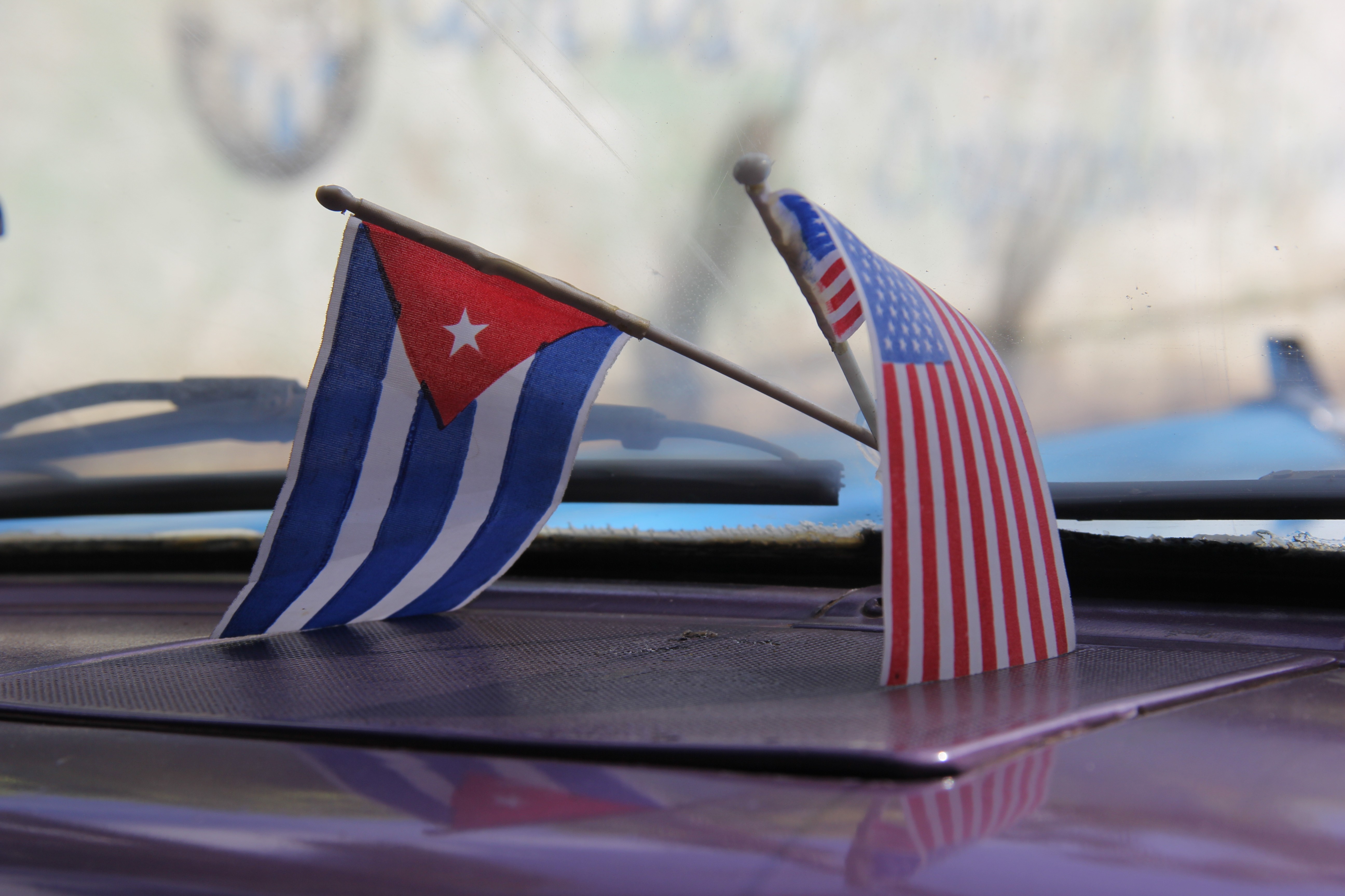 Carro carrega bandeiras dos EUA e de Cuba em Havana (Foto: Getty Images)