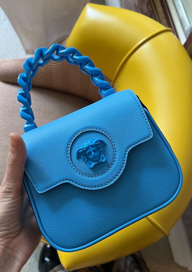 A bolsa La Medusa Mini azul usada por Anne Hathaway, postada pela stylist Erin Walsh (Foto: Reprodução/Instagram @erinwalshstyle)