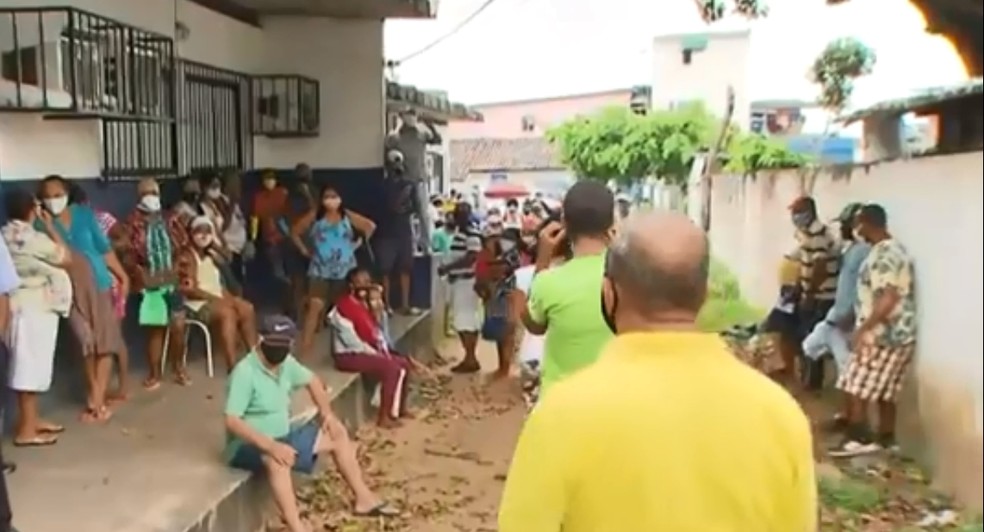 Algumas unidades de saúde de Salvador amanheceram com fila nesta segunda-feira (31), para recadastramento do SUS — Foto: Reprodução/TV Bahia