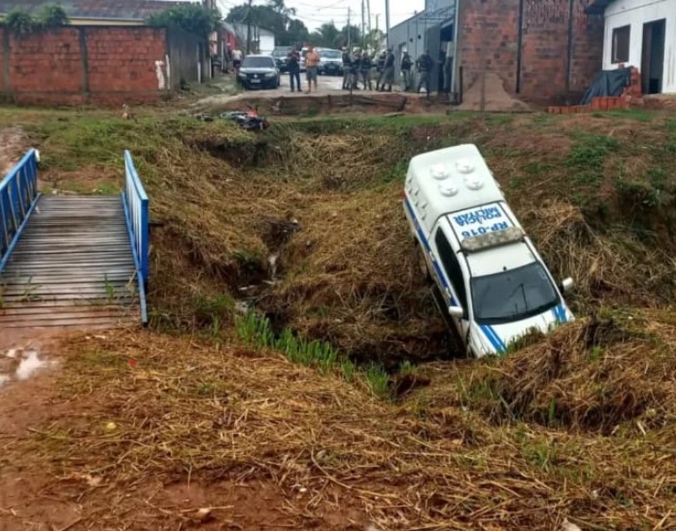 Viatura da PM cai em córrego durante perseguição a suspeitos de assalto em Rio Branco — Foto: Arquivo pessoal