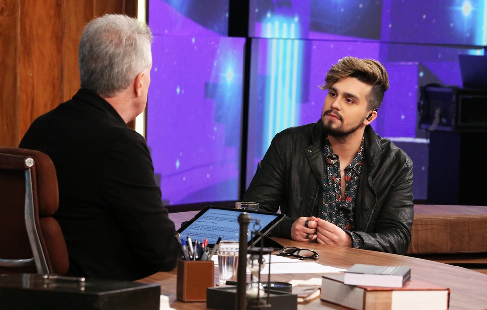 Luan Santana conversa com Pedro Bial no programa desta quinta-feira, 7/12 (Foto: Higor Gargiulo/Globo)