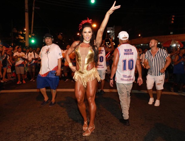 Gracyanne Barbosa, rainha da União da Ilha, participa de ensaio de rua (Foto: Léo Cordeiro)