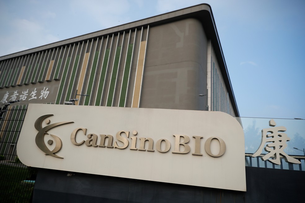 Foto da sede da farmacêutica CanSino Biologics em Tianjin, na China, nesta segunda-feira (17). — Foto: Thomas Peter/Reuters