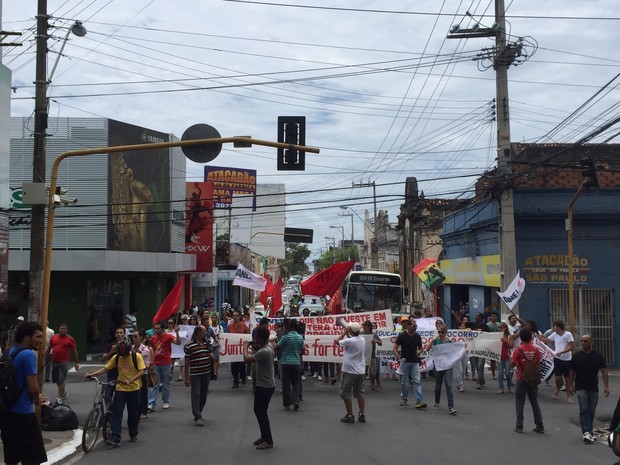 Caminhada de estudantes interrompeu trânsito no Centro, causando congestionamento (Foto: Paula Nunes/G1)