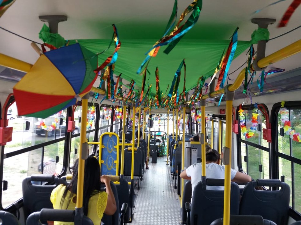 Ônibus decorado para o carnaval chama a atenção de passageiros do transporte público de Natal — Foto: Norton Rafael/Inter TV Cabugi