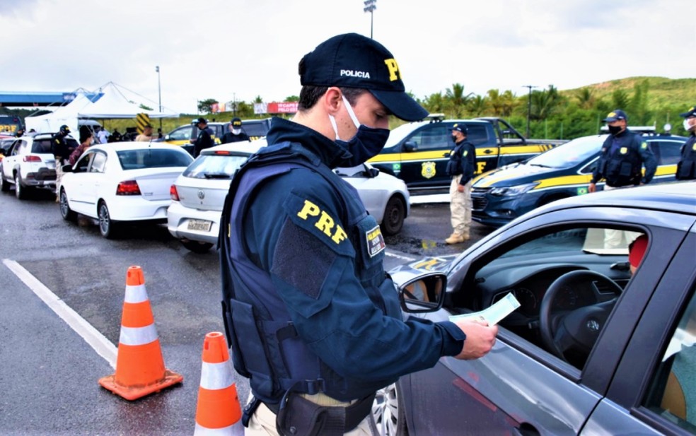 PRF faz fiscalizações nas rodovias nacionais, durante feriado — Foto: Divulgação/PRF