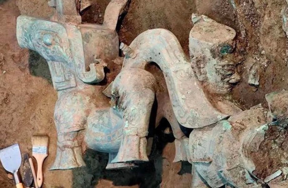 Escultura representando enorme besta foi retirada de poço em sítio arqueológico na China. (Foto: Reprodução/Weibo)