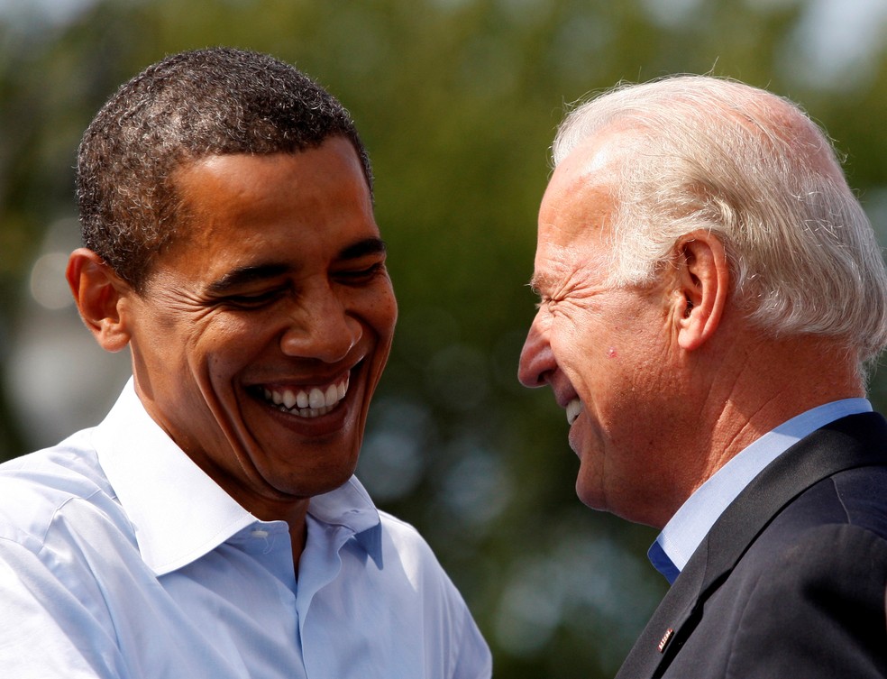 Foto de arquivo de setembro de 2008 mostra o então senador Joe Biden ao lado de Barack Obama, na época candidato presidencial democrata, durante um comício de campanha em Detroit, Michigan   — Foto: Jason Reed/Reuters/Arquivo