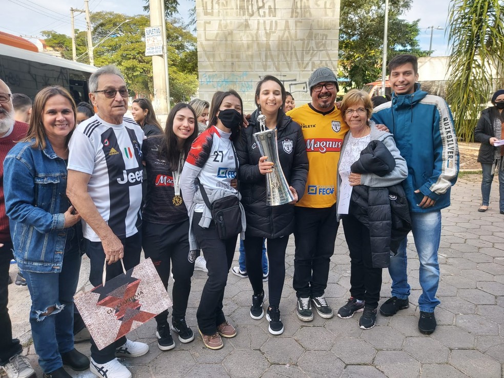 Pietra Medeiros com a família na volta da Libertadores de futsal. — Foto: Arquivo pessoal