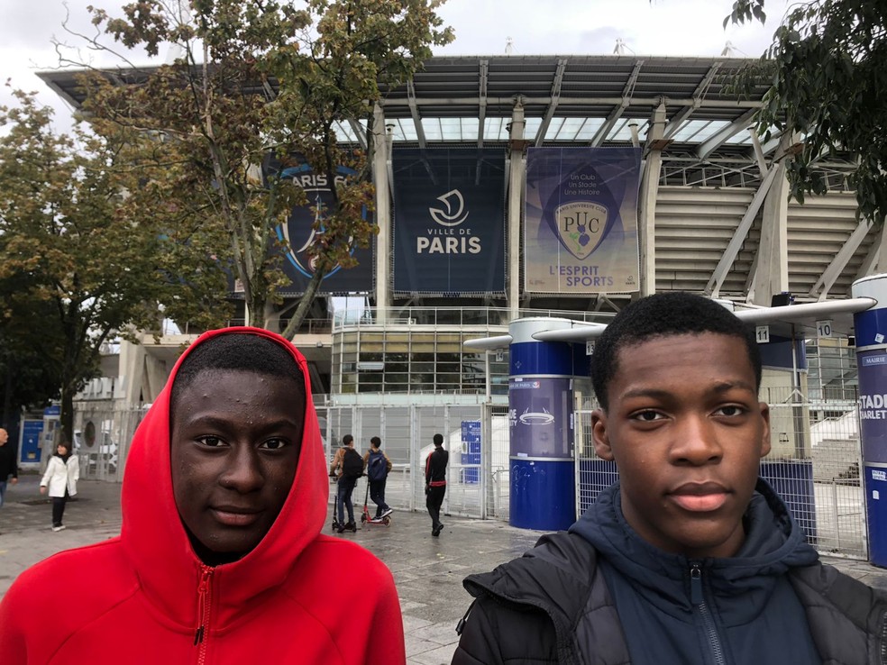 Os amigos Abdou e Kealan são fãs de Neymar e tentaram contato com o jogador brasileiro — Foto: Raphael Zarko