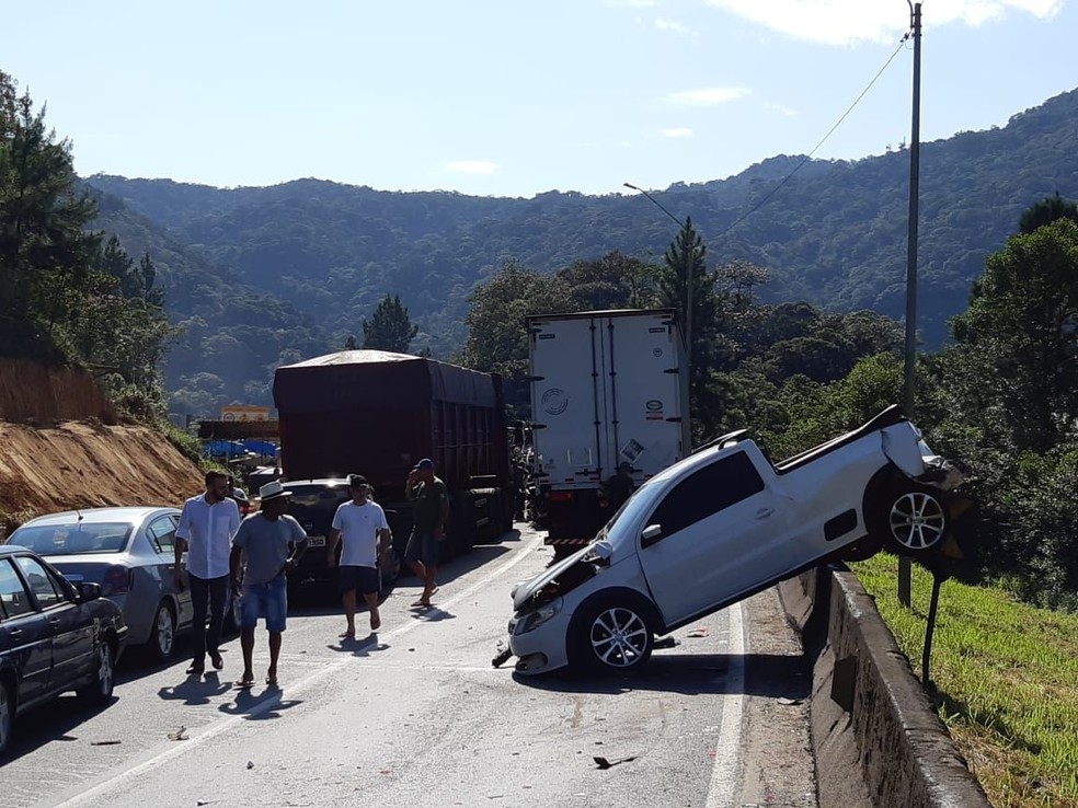Acidente aconteceu na BR-376, em Guaratuba, na manhã desta quarta-feira (3) — Foto: PRF/Divulgação