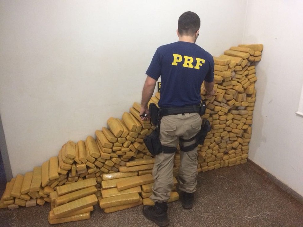 Tabletes de maconha apreendidos pela PRF em MS seriam entregues em CuiabÃ¡  (Foto: PRF/DivulgaÃ§Ã£o)