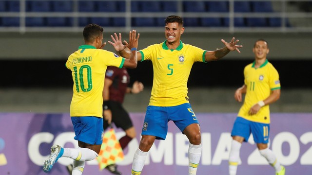 Pedrinho comemora seu gol ao lado de Bruno Guimarães