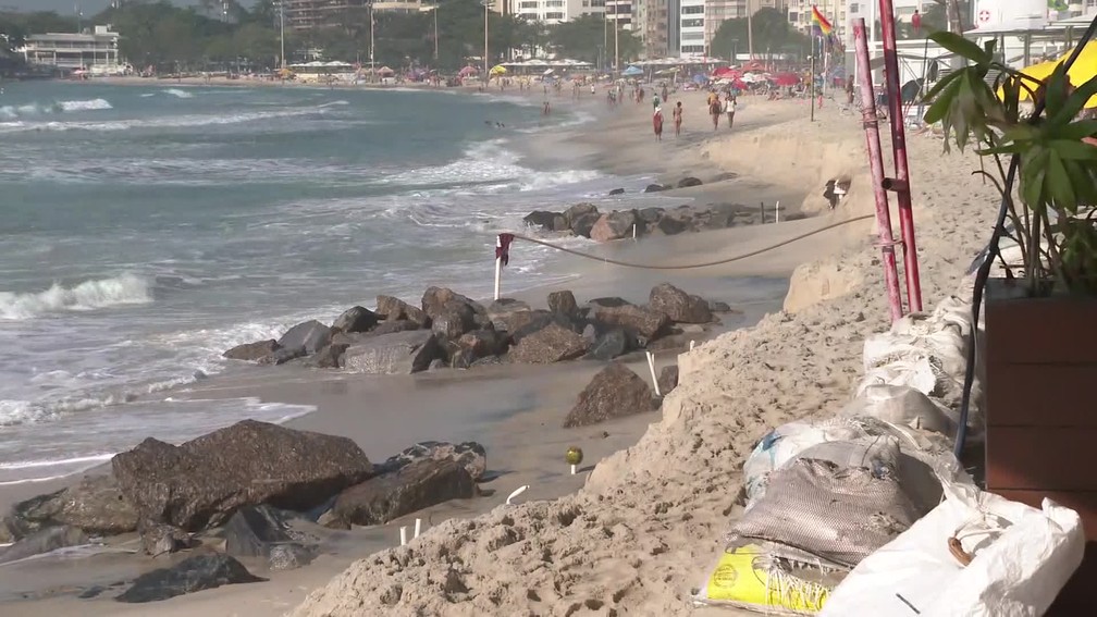 Pedras que costumam ficar sob a areia estÃ£o Ã  mostra â€” Foto: ReproduÃ§Ã£o/TV Globo