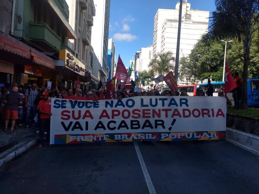 JUIZ DE FORA, 11h03: manifestantes com faixa na Avenida Rio Branco — Foto: Roberta Oliveira/G1