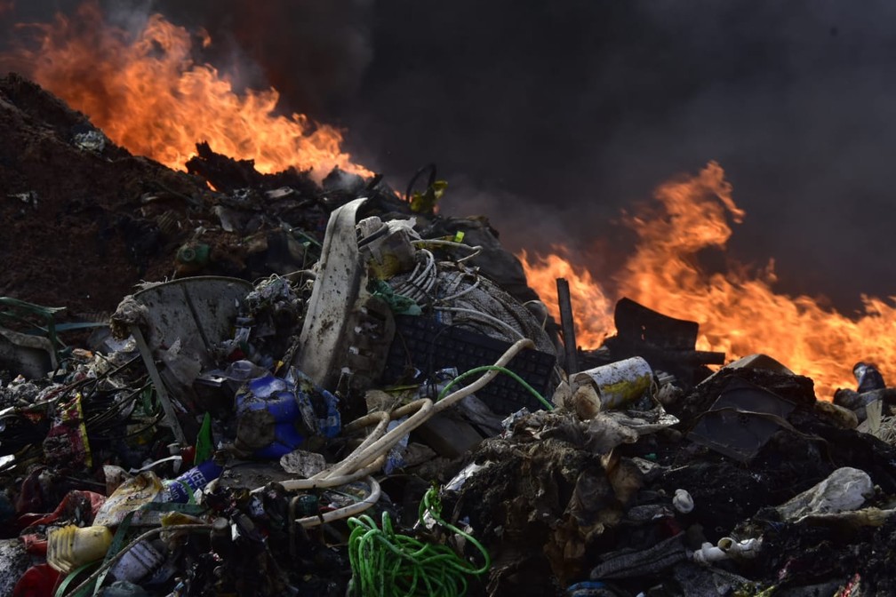 Incêndio em depósito de recicláveis em São Gonçalo do Amarante, na Grande Natal — Foto: Pedro Vitorino