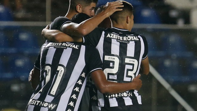 Pedro Raul comemora o primeiro gol com a camisa do Botafogo
