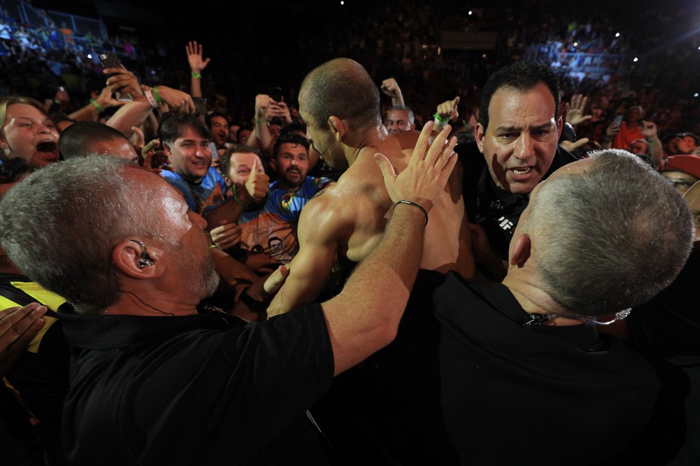 JosÃ© Aldo correu para a galera ao nocautear Renato Moicano no UFC Fortaleza â€” Foto: Getty Images