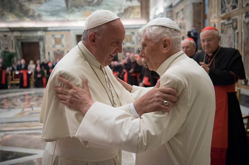 Papa Francisco (esq) com seu antecessor no cargo, Bento 16 — Foto: L'Osservatore Romano/AP