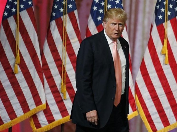 Donald Trump deixa o palco após discursar em Palm Beach, na Flórida, na terça (15) (Foto: Reuters/Joe Skipper)