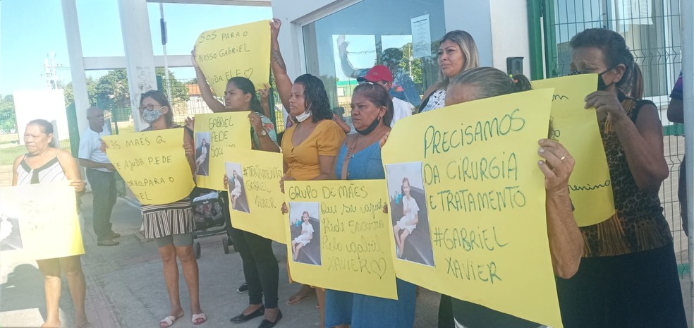 Família faz ato para pedir uma resposta para a transferência de Gabriel  — Foto: Arquivo pessoal