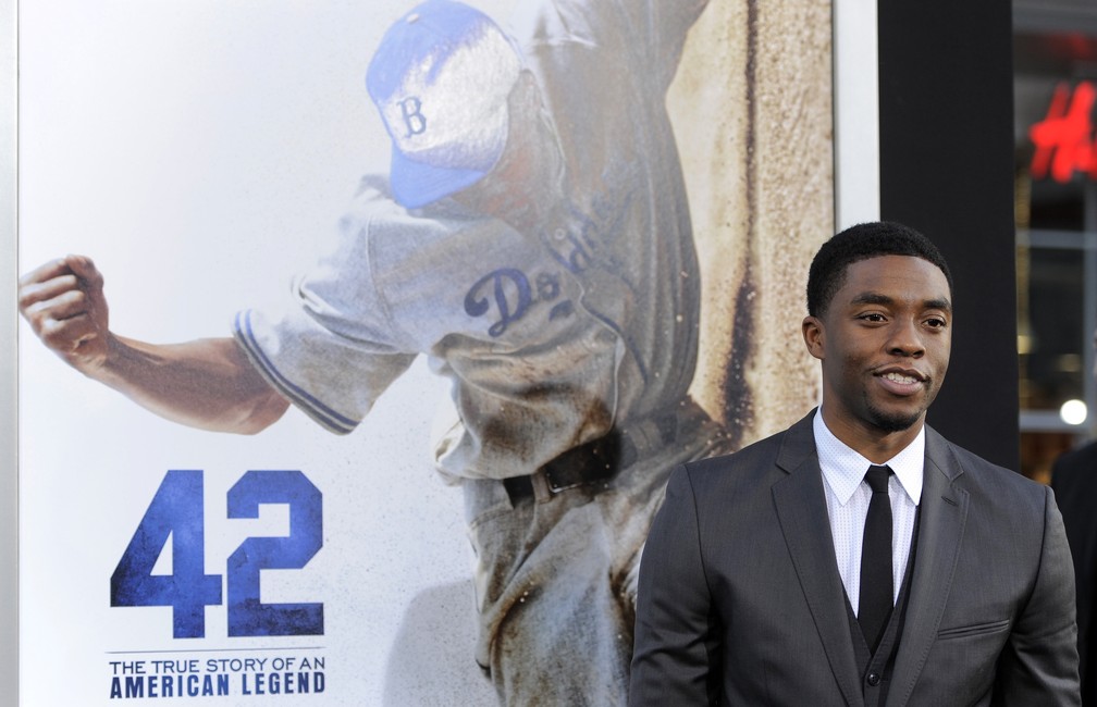 Chadwick Boseman interpretou o jogador de baseball Jackie Robinson no filme "42"; na foto, ator posa na premiere do filme em 2013 — Foto: Chris Pizzello/Invision/AP