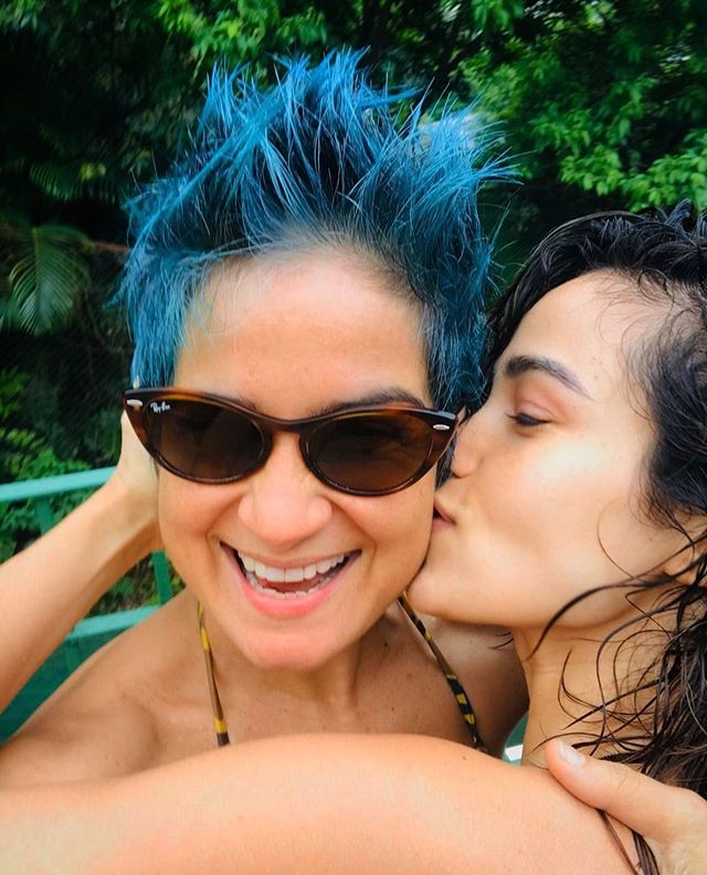 Lan Lanh ganha beijo de Nanda Costa (Foto: Reprodução/Instagram)