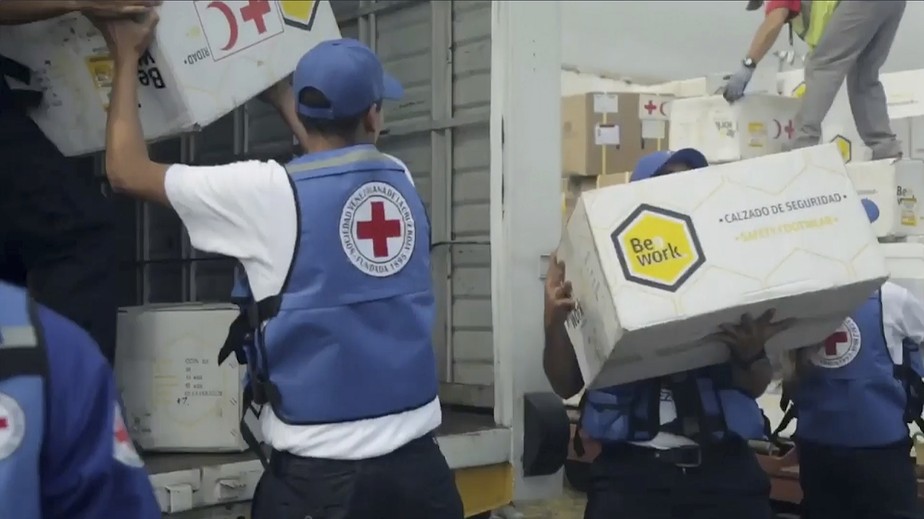 Voluntários da Cruz Vermelha carregam caminhão com ajuda humanitária na Venezuela