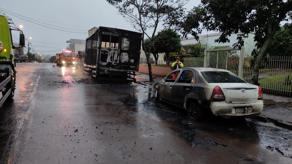 Chamas atingiram carros que estavam estacionados na rua, em Guaraniaçu — Foto: Divulgação/Defesa Civil