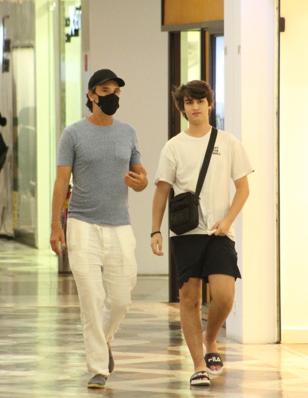 Rodrigo Santoro passeia com sobrinho em shopping (Foto: Adão/AgNews)