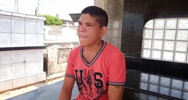Homem que 'mora' em cemitério escreve e canta rap passar o tempo