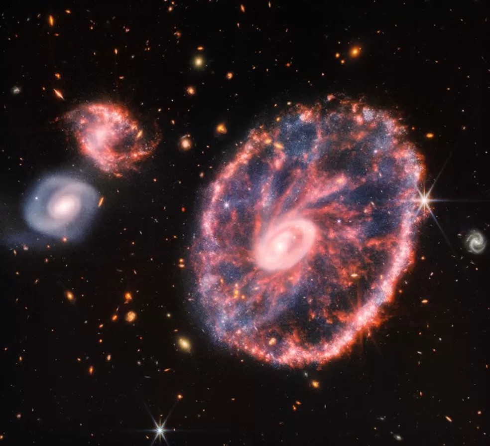 Galáxia Cartwheel, em forma de roda, foi formada a partir da colisão de galáxias — Foto: NASA/ESA/CSA/STSCI/WEBB ERO PRODUCTION TEAM (BBC News)