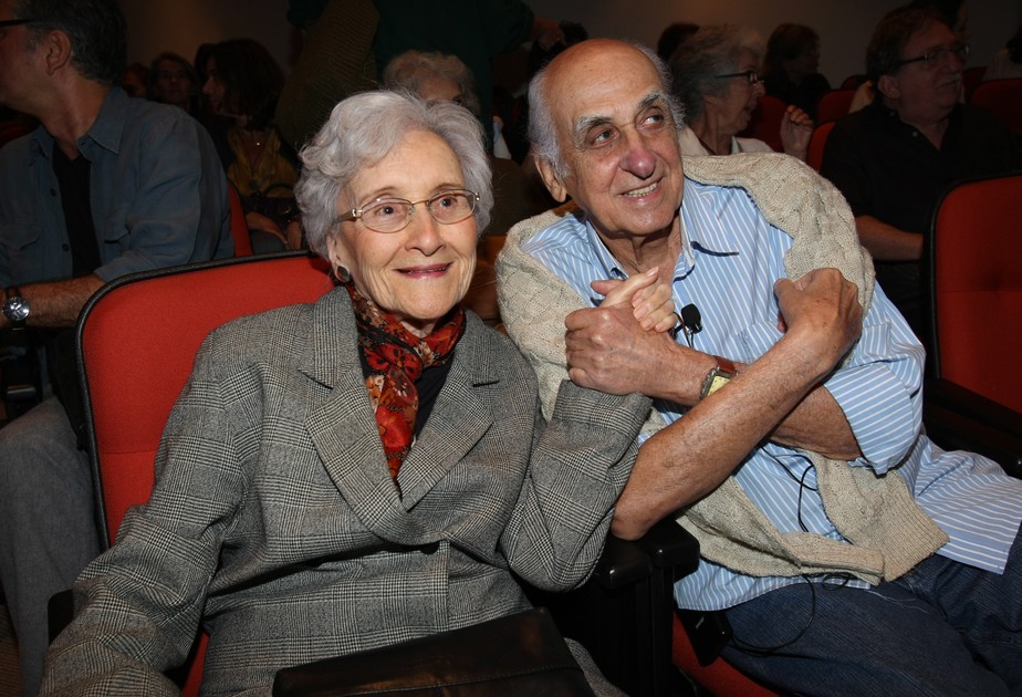 A professora Cleonice Berardinelli com o amigo e ex-aluno Zuenir Ventura, em evento pelos 80 anos do jornalista