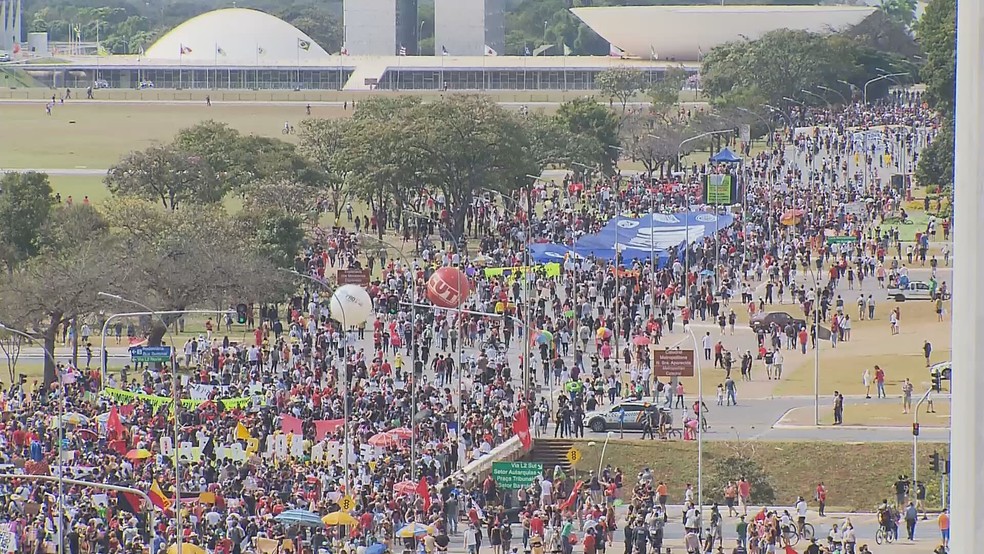 Manifestantes fazem ato contra Bolsonaro e a favor da vacina em Brasília — Foto: TV Globo/Reprodução