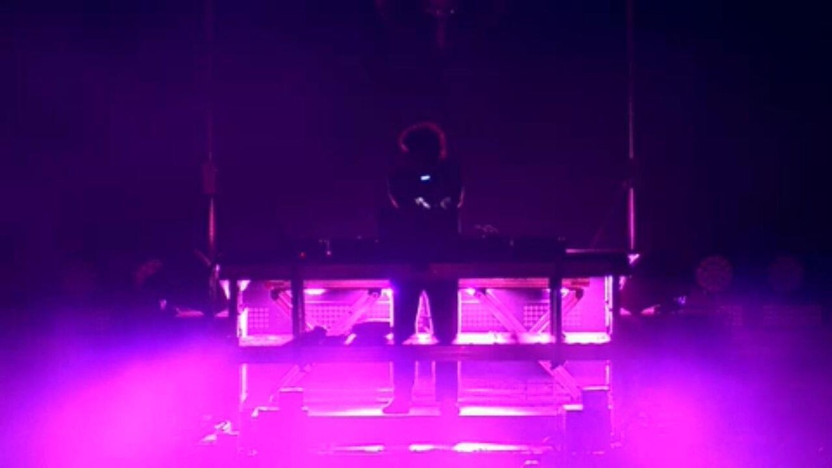 Jamie xx toca Tom Zé e eletrônica cabeçuda para público disperso no palco eletrônico do Lolla 2023
