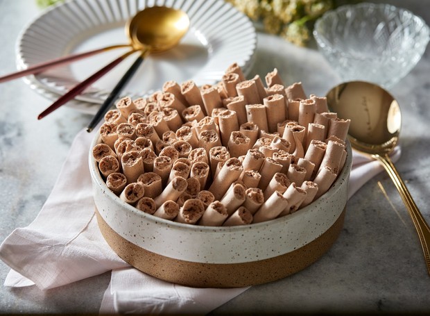 Use os suspiros de chocolate para decorar sobremesas, fazer discos para usar como base de tortas e outras sobremesas (Foto: Rodolfo Regini / Divulgação)