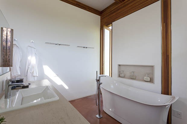 Casa de 1.530 m² é feita com madeira e concreto e tem vista para represa (Foto: Tuca Reinés)