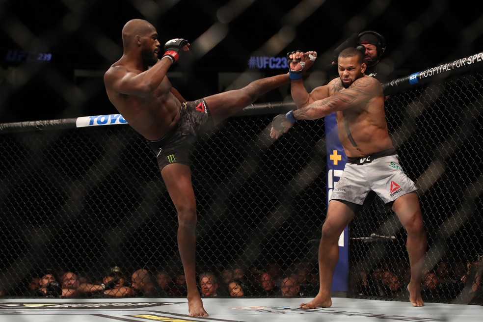 Jon Jones diz que Thiago Marreta e Dominick Reyes despontaram para o estrelato após enfrentarem-no — Foto: Getty Images