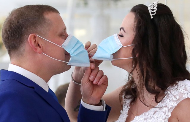 RYAZAN, RUSSIA - JUNE 3, 2020: A bride and a groom are seen ahead of their marriage registration at the Ryazan Region's registry office. The Ryazan Region registry office resumed marriage registration ceremonies from 1 June. Due to the epidemiological sit (Foto: Alexander Ryumin/TASS)
