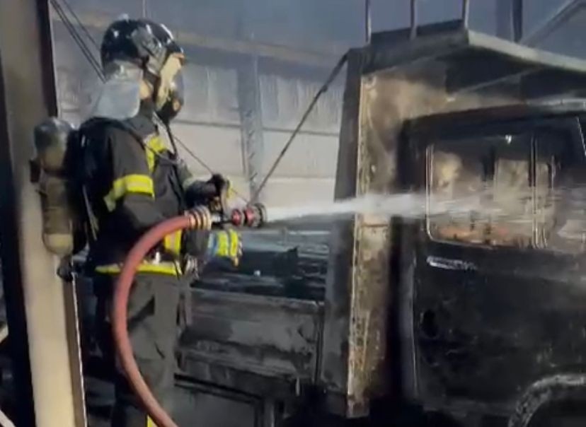 Veículos ficam destruídos após incêndio em depósito de aço em Barreiras, no oeste da Bahia