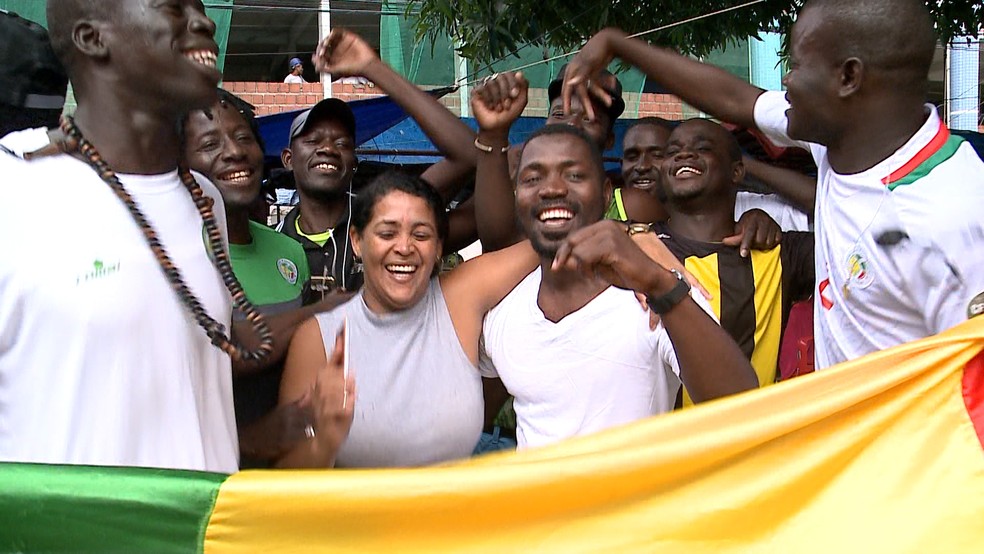 Comerciantes Raquel comemorou junto com os imigrantes africanos a vitÃ³ria da seleÃ§Ã£o de Senegal na Copa (Foto: ReproduÃ§Ã£o/TV Mirante)