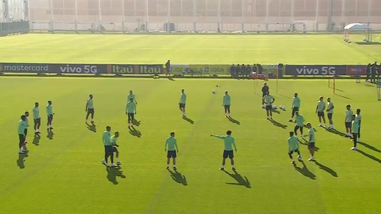 Jogadores fazem roda de bobinho antes de ltimo treino em Turim, na Itlia