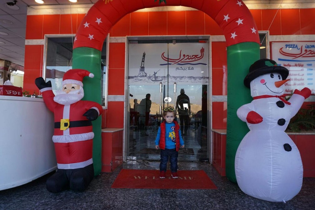A entrada da pizzaria também ganhou adornos natalinos e virou atração entre os locais (Foto: Arquivo pessoal/Ali Al-Baroodi)