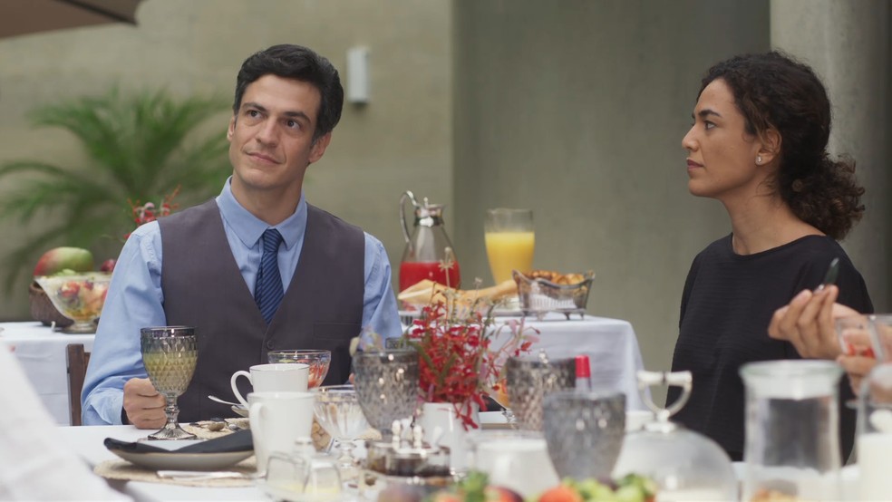Guilherme (Mateus Solano) e Rose (Brbara Colen) ficaro surpresos ao conhecer namorada de Tigro (Matheus Abreu) em 'Quanto Mais Vida, Melhor!'  Foto: Globo
