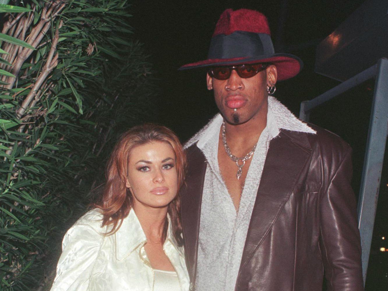 A atriz Carmen Electra e o então jogador de basquete Dennis Rodman se casaram em novembro de 1998. Duas semanas depois, ele tentou anular a união, dizendo que não estava sóbrio quando disse 