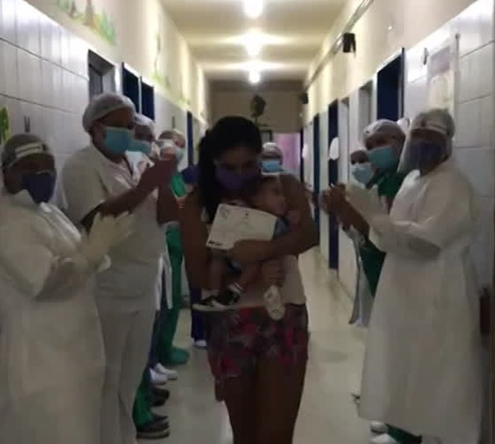 Heitor, de 3 meses, deixou hospital nos braços da mãe, Maria José, no Recife, após ficar curado da Covid-19  — Foto: Reprodução/TV Globo 