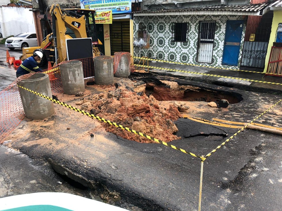 Tráfego de veículos precisou ser desviado após cratera que se abriu em rua de Manaus — Foto: Rickardo Marques/G1 AM