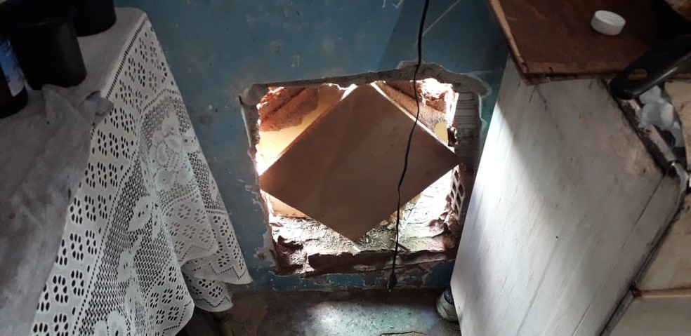 Buraco da casa para rota de fuga do suspeito — Foto: Divulgação/Polícia Civil