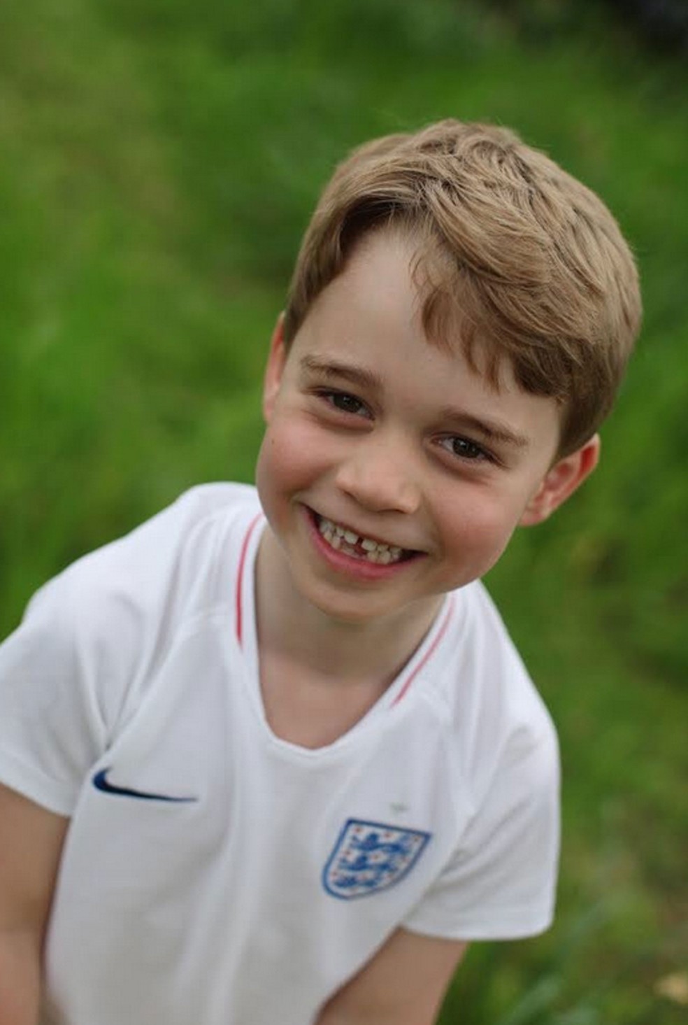 Príncipe George veste camiseta da seleção da Inglaterra — Foto: Kensington Palace