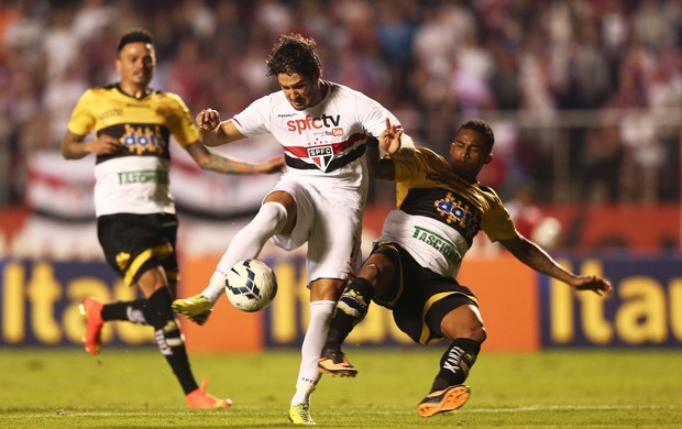 Pato deixa Alecsandro para trás e vence enquete do gol mais perdido